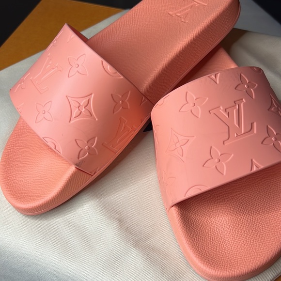 •Louis Vuitton Unisex Slides - Picture 4 of 8
